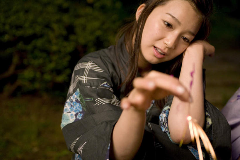 东方人,一个人,笑,微笑,露齿笑,横图,室外,白天,正面,民族服装,植物,烟火,亚洲,仅一个年轻女性,仅一个女性,仅一个人,撑,和服,朦胧,模糊,拎,托腮,注视,黄种人,树,树木,一个,绿色,自然,焰火,观察,看,托,服饰,生长,单个,成长,观看,察看,关注,托下巴,礼花,仙女棒,吴服,唐草,唐花,唐锦,花炮,礼花炮,手持喷泉,手持烟花,年轻女性,女人,女性,亚洲人,烟花,半身,彩图,传统服装,民俗服,拎着