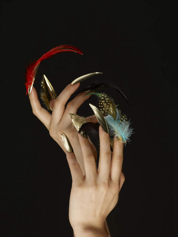 东方人,手,指甲,一个人,竖图,室内,特写,白天,正面,羽毛,亚洲,双手,仅一个年轻女性,仅一个女性,仅一个人,黑色背景,轻盈,柔软,装饰,黄种人,手部,摄影,影棚,华丽,修饰,点缀,轻柔,衬托,美观,雅致,雅观,年轻女性,女人,女性,亚洲人,手指甲,半身,彩图,影棚拍摄,拍摄