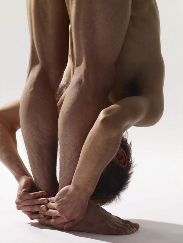 东方人,一个人,站,竖图,室内,白天,亚洲,仅一个男性,仅一个人,伸展,弯腰,灰色背景,黄种人,光脚,裸露,仅一个年轻男性,背面,站着,赤脚,舒展,摄影,影棚,裸,弯身,男人,男性,年轻男性,亚洲人,站立,半身,彩图,影棚拍摄,拍摄