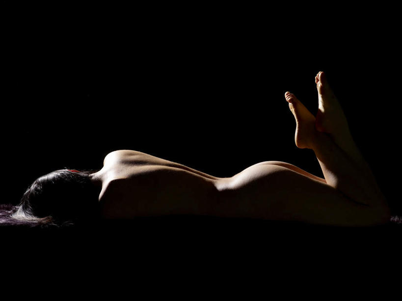 东方人,一个人,横图,室内,白天,侧面,亚洲,仅一个年轻女性,仅一个女性,仅一个人,阴影,黑色背景,反射,影子,黄种人,光脚,裸露,趴着,赤脚,摄影,影棚,翘,裸,年轻女性,女人,女性,亚洲人,趴,彩图,全身,影棚拍摄,拍摄