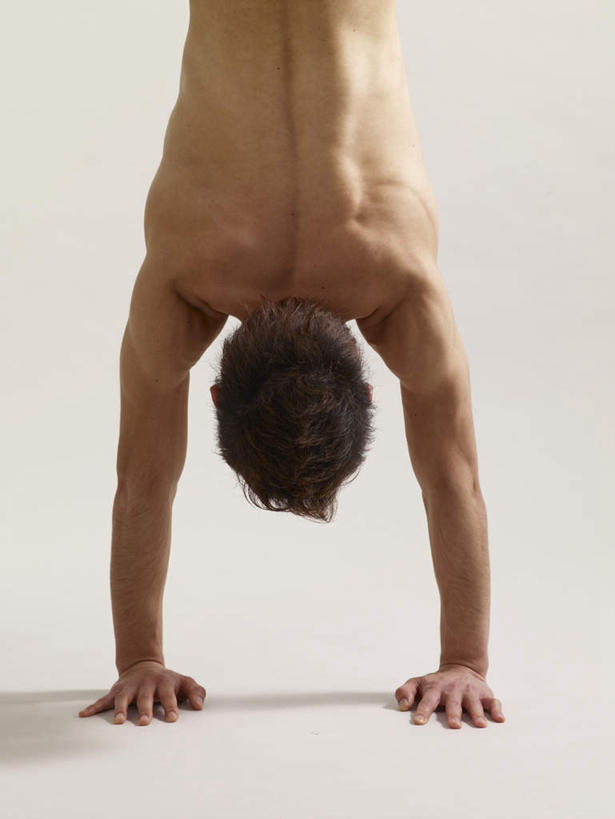 东方人,一个人,举,竖图,室内,白天,白色背景,亚洲,仅一个男性,仅一个人,撑,倒立,阴影,影子,黄种人,仅一个年轻男性,背面,低头,托,摄影,影棚,撑着,垂头,男人,男性,年轻男性,亚洲人,举起,举手,举着,向上举,向上伸,向上托,半身,彩图,影棚拍摄,拍摄