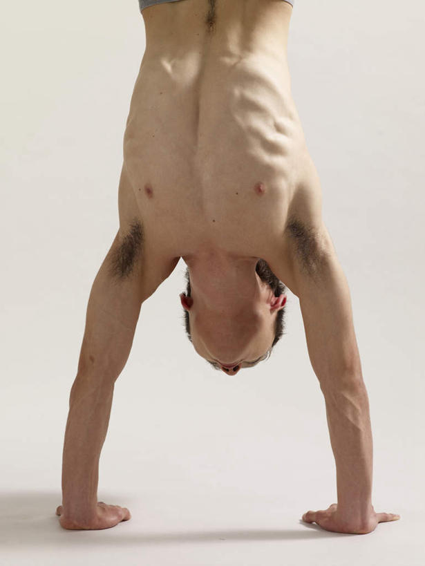 东方人,一个人,举,竖图,室内,白天,白色背景,正面,亚洲,仅一个男性,仅一个人,撑,倒立,阴影,影子,黄种人,仅一个年轻男性,低头,托,摄影,影棚,撑着,垂头,男人,男性,年轻男性,亚洲人,举起,举手,举着,向上举,向上伸,向上托,半身,彩图,影棚拍摄,拍摄