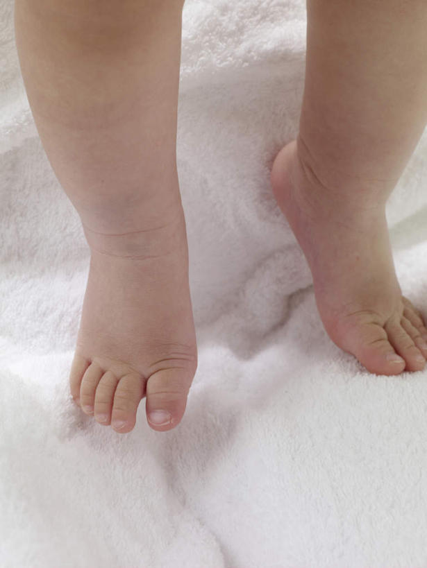 东方人,婴儿,儿童,腿部,脚,脚趾,脚趾甲,腿,一个人,竖图,俯视,室内,特写,白天,纯洁,纺织品,亚洲,仅一个人,阴影,装饰,反射,毛毯,毯子,影子,黄种人,光脚,纺织,小孩,白色,垫子,温暖,赤脚,可爱,活泼,华丽,修饰,点缀,宝宝,纯真,烂漫,无邪,衬托,美观,雅致,雅观,伶俐,天真,亚洲人,孩子,脚指甲,半身,彩图,高角度拍摄