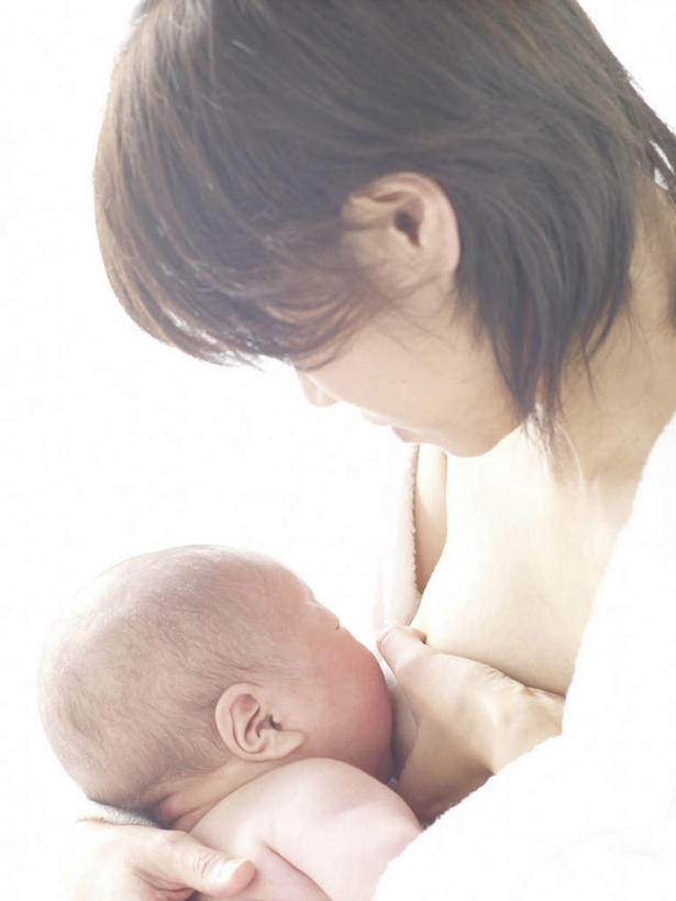 东方人,婴儿,儿童,中年人,两个人,家庭,母亲,闭眼,抱,竖图,室内,白天,白色背景,正面,纯洁,亚洲,喝,阴影,反射,影子,黄种人,裸露,小孩,低头,温暖,温馨,一家人,可爱,母爱,童年,童趣,喂,摄影,活泼,影棚,抱着,和睦,搂着,宝宝,裸,童真,纯真,烂漫,无邪,垂头,母婴,伶俐,天真,女人,女性,中年女性,亚洲人,孩子,闭眼睛,闭着眼,闭着眼睛,搂,搂抱,半身,彩图,影棚拍摄,拍摄,融洽