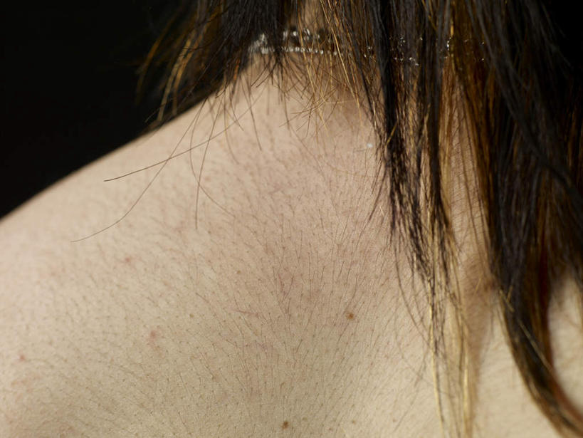 东方人,脖子,头发,一个人,横图,室内,特写,白天,项链,亚洲,仅一个男性,仅一个人,一条,阴影,黑色背景,反射,影子,黄种人,裸露,肩膀,装饰品,仅一个年轻男性,背面,饰品,首饰,摄影,影棚,裸,男人,男性,年轻男性,亚洲人,脖,颈,颈部,半身,彩图,影棚拍摄,拍摄