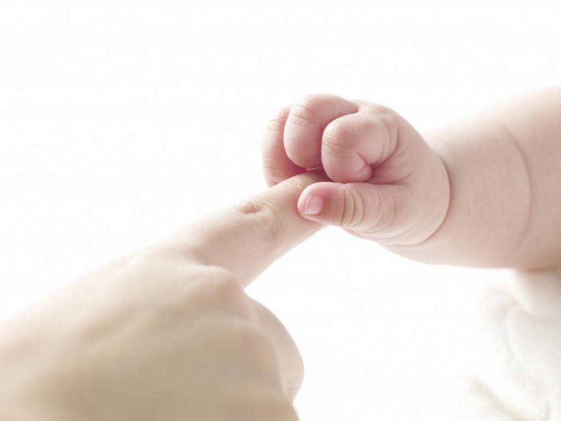 东方人,婴儿,儿童,两个人,家庭,母亲,横图,室内,特写,白天,白色背景,正面,纯洁,亚洲,阴影,反射,影子,黄种人,小孩,温暖,温馨,一家人,可爱,母爱,童年,童趣,摄影,活泼,影棚,和睦,宝宝,童真,纯真,烂漫,无邪,母婴,伶俐,天真,女人,女性,中年女性,亚洲人,孩子,年轻人,半身,彩图,影棚拍摄,拍摄,融洽