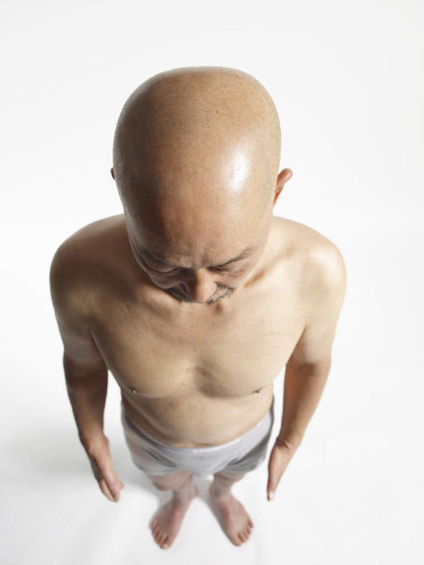 东方人,秃头,一个人,竖图,俯视,室内,白天,白色背景,亚洲,仅一个男性,仅一个人,仅一个中年男性,阴影,内裤,反射,影子,注视,黄种人,裸露,低头,观察,看,摄影,影棚,观看,察看,关注,裸,男人,男性,中年男性,亚洲人,光头,无发,彩图,高角度拍摄,全身,影棚拍摄,拍摄