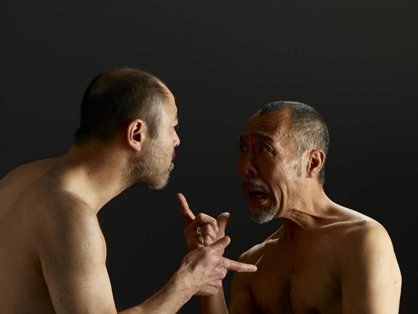 东方人,胡须,两个人,伙伴,朋友,站,横图,室内,白天,侧面,友谊,亚洲,指,阴影,灰色背景,反射,影子,注视,指点,黄种人,裸露,相视,观察,看,站着,面对面,摄影,影棚,观看,对视,察看,互视,指向,关注,裸,相对,争执,相看,争辩,友情,老年男性,男人,男性,中年男性,亚洲人,胡子,络腮胡,站立,争论,半身,彩图,影棚拍摄,拍摄