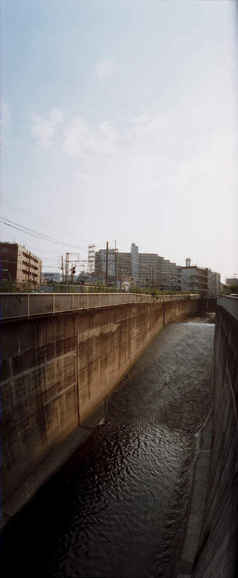 无人,竖图,室外,白天,正面,度假,河流,石头,美景,水,城市风光,城市,日本,亚洲,阴影,光线,石子,影子,河水,景观,水流,云,云朵,天桥,桥,云彩,娱乐,蓝色,白云,蓝天,天空,阳光,天,享受,休闲,景色,放松,晴朗,人行桥,东亚,日本国,石块,晴空,彩图