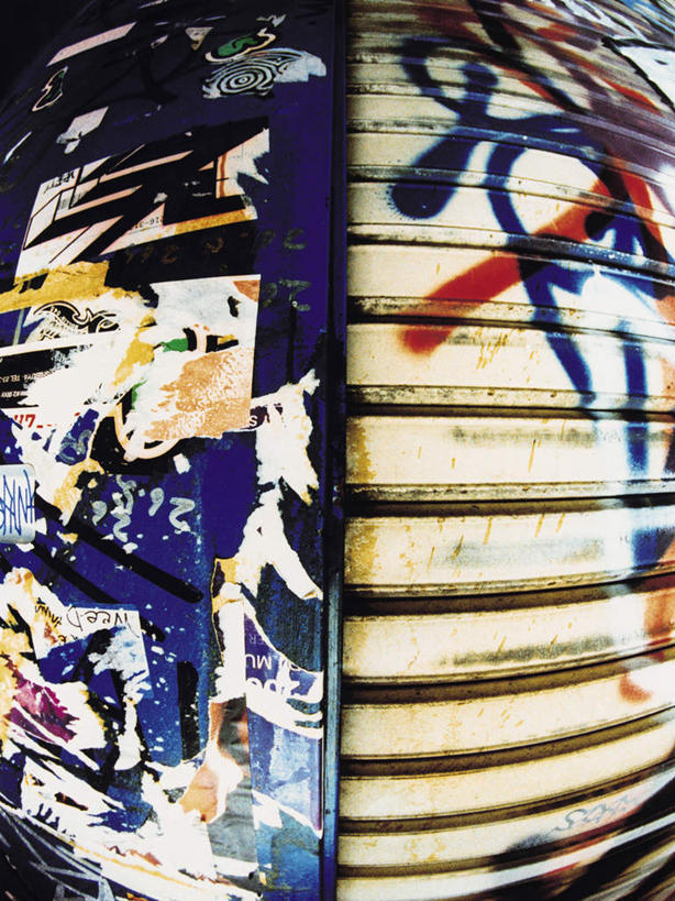 无人,竖图,室外,特写,白天,正面,抽象,广角镜头,鱼眼镜头,绘画,门,静物,金属制品,东京,日本,亚洲,艺术,金属,彩绘,图案,线条,艺术品,古典,凌乱,文化,红色,蓝色,黑色,工艺品,门框,品味,概念,卷帘门,美术,混乱,高雅,东亚,本州,关东地方,本州岛,日本国,东京都,美学,纷乱,缭乱,庞杂,图文,彩图,涂鸦