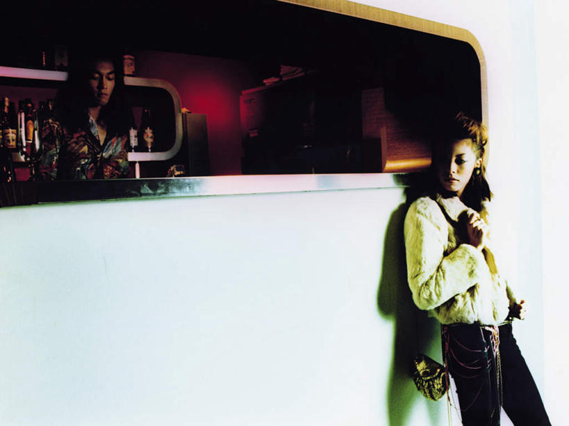 东方人,两个人,酒吧,站,横图,室内,白天,正面,桌面,桌子,亚洲,一排,许多,服装,整齐,木制,很多,置物架,注视,休闲装,黄种人,顾客,调酒师,架子,玻璃制品,酒瓶,排列,衣服,玻璃瓶,木制品,瓶子,观察,看,靠,靠着,倚靠,站着,休闲,休闲服,服饰,观看,察看,倚着,队列,关注,陈列架,搁架,主顾,男人,男性,年轻男性,年轻女性,女人,女性,亚洲人,站立,半身,彩图,酒吧间,酒馆