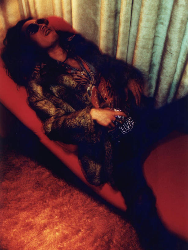 东方人,一个人,客厅,躺,竖图,俯视,室内,白天,窗帘,沙发,亚洲,仅一个男性,仅一个人,服装,装饰,墨镜,眼镜,休闲装,黄种人,仅一个年轻男性,衣服,帘子,太阳镜,太阳眼镜,休息,休闲,休闲服,遮阳,遮阳镜,服饰,华丽,修饰,点缀,起居室,布艺沙发,衬托,美观,雅致,雅观,歇息,苏息,客堂,卧着,男人,男性,年轻男性,亚洲人,躺着,卧,半身,彩图,高角度拍摄