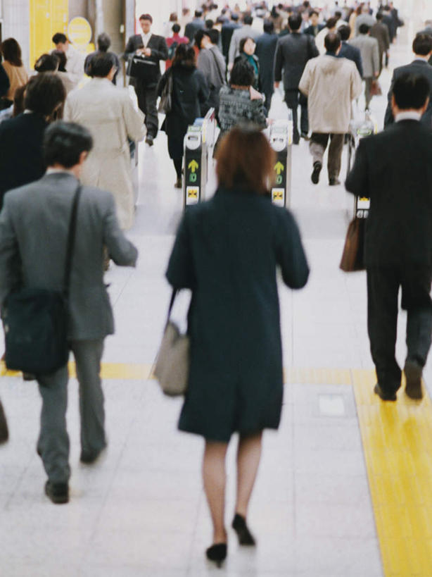 东方人,走,竖图,室内,白天,高跟鞋,时尚,门,车站,鞋子,亚洲,行人,游客,游人,服装,朦胧,模糊,包,皮包,站台,许多人,休闲装,黄种人,月台,路人,旅客,背面,衣服,门框,一群人,休闲,休闲服,服饰,旋转门,单肩包,时髦,时兴,过客,男人,男性,年轻男性,年轻女性,女人,女性,中年男性,中年女性,亚洲人,步行,散步,走路,半身,彩图