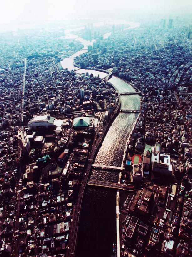 无人,高楼大厦,竖图,俯视,航拍,室外,白天,度假,办公楼,河流,美景,水,城市风光,城市,大桥,大厦,建筑,立交桥,摩天大楼,桥梁,写字楼,东京,日本,亚洲,河水,景观,水流,高架,斜拉桥,桥,娱乐,楼宇,享受,休闲,商务楼,景色,放松,鸟瞰,东亚,本州,关东地方,本州岛,日本国,东京都,墨田区,彩图,高角度拍摄,大楼,高层建筑,高楼,摩天楼