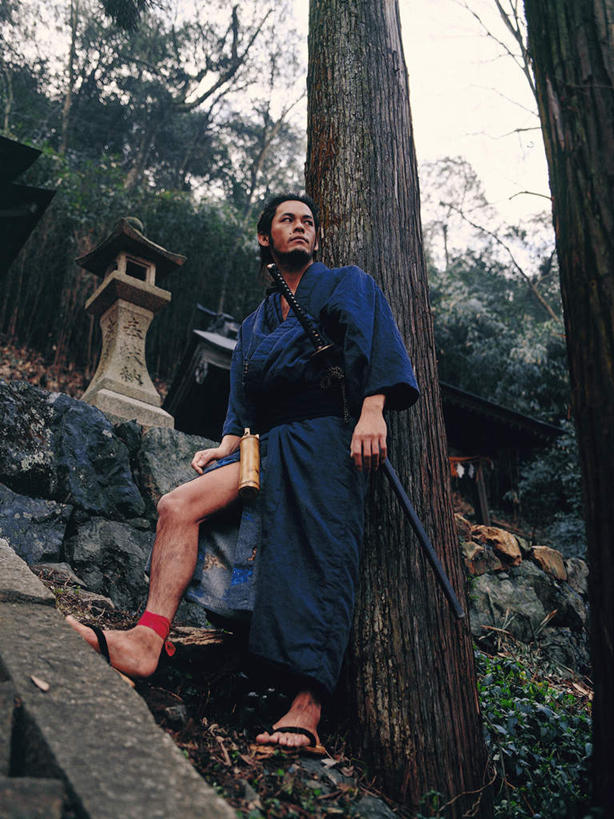 东方人,一个人,站,竖图,室外,白天,仰视,民族服装,竞争,石头,森林,树林,植物,亚洲,仅一个男性,仅一个人,仅一个中年男性,对抗,服装,冲突,石子,武士刀,刀具,注视,黄种人,破坏,树,树木,衣服,绿色,自然,刀,观察,看,站着,武器,战争,服饰,生长,成长,观看,损坏,察看,攻击,威胁,衣着,穿着,对立,关注,矛盾,兵器,防御,日本刀,沉积岩,敌对,挫败,斗争,抗拒,抗衡,冷兵器,凶器,杀伤,威慑,东洋刀,东瀛刀,日本武士刀,衣饰,水成岩,危险,男人,男性,中年男性,亚洲人,石块,岩石,站立,彩图,低角度拍摄,全身,传统服装,民俗服