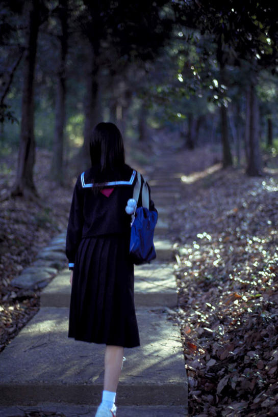 东方人,一个人,学生,走,竖图,室外,白天,制服,森林,树林,植物,道路,路,亚洲,仅一个年轻女性,仅一个女性,仅一个人,握,阴影,服装,朦胧,模糊,光线,包,书包,影子,小路,交通,拿,拿着,黄种人,领巾,树,树木,背面,绿色,阳光,自然,背包,校服,握着,乡间小路,生长,成长,单肩包,水手服,学生服,年轻女性,女人,女性,亚洲人,步行,散步,走路,半身,彩图,领饰,女生校服,女子校服,日本校服,水兵服