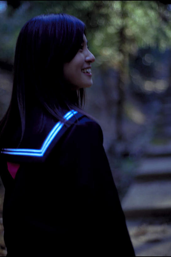 东方人,一个人,学生,站,笑,微笑,露齿笑,竖图,室外,白天,制服,森林,树林,植物,道路,路,亚洲,仅一个年轻女性,仅一个女性,仅一个人,服装,朦胧,模糊,小路,交通,扭头,注视,黄种人,领巾,树,树木,背面,绿色,自然,观察,看,站着,转头,校服,乡间小路,生长,成长,观看,察看,关注,水手服,学生服,年轻女性,女人,女性,亚洲人,站立,半身,彩图,领饰,女生校服,女子校服,日本校服,水兵服