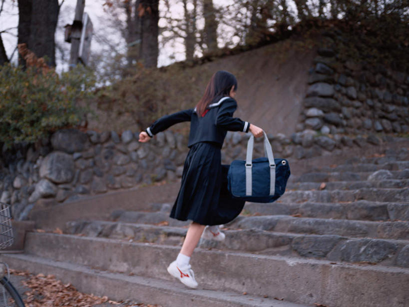 东方人,一个人,学生,跑,横图,室外,白天,仰视,制服,锻炼,运动,石头,植物,楼梯,亚洲,仅一个年轻女性,仅一个女性,仅一个人,握,服装,包,石子,书包,阶梯,拿,拿着,黄种人,领巾,台阶,树,树木,绿色,自然,背包,校服,握着,生长,成长,单肩包,水手服,学生服,体育,年轻女性,女人,女性,亚洲人,石块,跑步,彩图,低角度拍摄,全身,健身,领饰,女生校服,女子校服,日本校服,水兵服