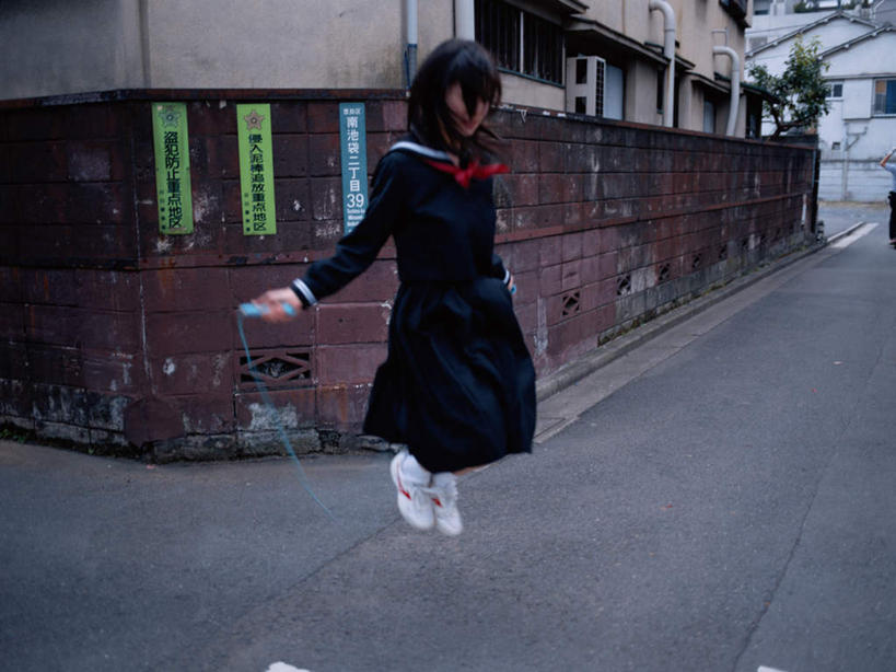 东方人,一个人,学生,家,跳,伸展双臂,横图,室外,白天,侧面,制服,锻炼,运动,道路,路,亚洲,仅一个年轻女性,仅一个女性,仅一个人,握,服装,房屋,屋子,小路,交通,半空,拿,拿着,注视,黄种人,领巾,楼房,住宅,绳子,观察,看,校服,握着,观看,绳索,察看,关注,水手服,学生服,体育,年轻女性,女人,女性,亚洲人,敞开双臂,伸开双臂,跳跃,展开双肩,张开手臂,张开双臂,彩图,全身,健身,房子,领饰,女生校服,女子校服,日本校服,水兵服