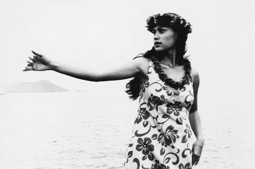 东方人,一个人,跳舞者,站,横图,黑白,室内,白天,正面,裙子,跳舞,海浪,海洋,石头,山,山脉,亚洲,仅一个年轻女性,仅一个女性,仅一个人,连衣裙,服装,装饰,盛开,花环,石子,浪花,山峰,山峦,花蕾,扭头,注视,黄种人,花,花瓣,花朵,鲜花,衣服,海水,群山,花苞,花蕊,观察,看,站着,转头,服饰,观看,华丽,修饰,点缀,察看,衣着,穿着,关注,草裙舞,舞姿,海景,沉积岩,衬托,美观,雅致,雅观,衣饰,水成岩,年轻女性,女人,女性,亚洲人,大海,风浪,海,海水的波动,近岸浪,石块,岩石,涌浪,舞蹈家,舞蹈演员,舞者,站立,张开手臂,半身,舞蹈,呼拉舞