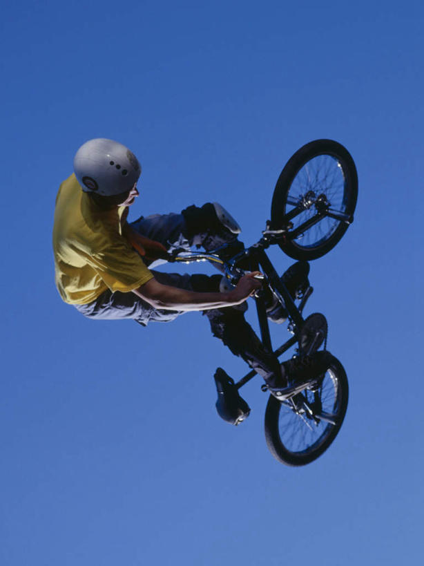 东方人,一个人,站,跳,竖图,室外,白天,仰视,运动服,锻炼,运动,自行车,帽子,亚洲,仅一个男性,仅一个人,握,阴影,服装,光线,头盔,影子,半空,注视,黄种人,极限运动,车,脚踏车,仅一个年轻男性,衣服,蓝色,蓝天,天空,阳光,安全帽,交通工具,天,观察,看,站着,握着,服饰,晴朗,观看,察看,衣着,穿着,关注,载具,万里无云,衣饰,体育,男人,男性,年轻男性,亚洲人,晴空,晴空万里,跳跃,站立,彩图,低角度拍摄,全身,健身,小轮车,运动装