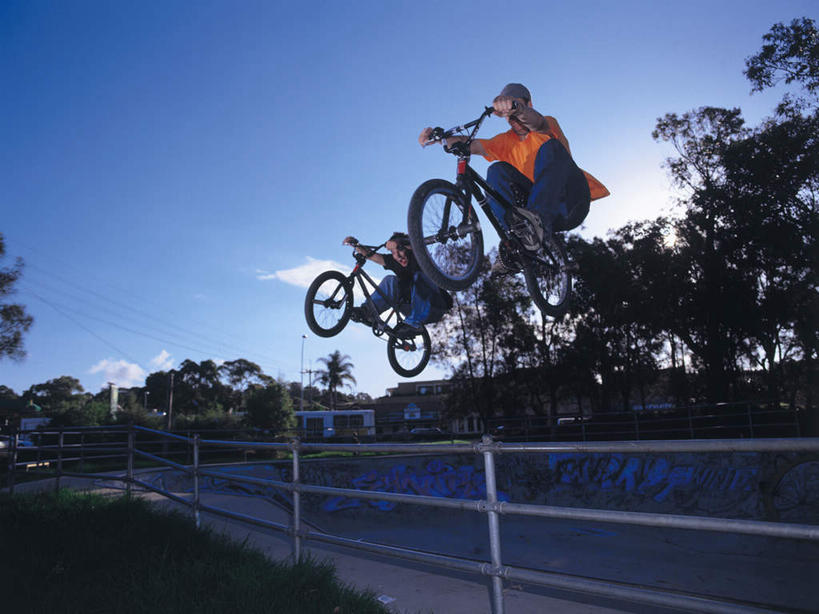 西方人,两个人,伙伴,朋友,栏杆,站,横图,室外,白天,仰视,锻炼,友谊,运动,植物,自行车,帽子,欧洲,欧洲人,握,阴影,服装,光线,影子,云,云朵,围栏,云彩,注视,休闲装,极限运动,运动帽,护栏,车,脚踏车,树,树木,衣服,蓝色,绿色,白云,蓝天,天空,阳光,自然,交通工具,天,观察,看,站着,休闲,休闲服,鸭舌帽,握着,服饰,生长,晴朗,成长,观看,察看,关注,载具,体育,友情,男人,男性,年轻男性,白种人,晴空,站立,彩图,低角度拍摄,全身,健身,小轮车