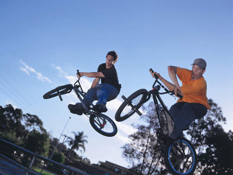 西方人,两个人,伙伴,朋友,栏杆,站,横图,室外,白天,仰视,锻炼,友谊,运动,植物,自行车,帽子,欧洲,欧洲人,握,阴影,服装,光线,影子,云,云朵,围栏,云彩,注视,休闲装,极限运动,运动帽,护栏,车,脚踏车,树,树木,衣服,蓝色,绿色,白云,蓝天,天空,阳光,自然,交通工具,天,观察,看,站着,休闲,休闲服,鸭舌帽,握着,服饰,生长,晴朗,成长,观看,察看,关注,载具,体育,友情,男人,男性,年轻男性,白种人,晴空,站立,彩图,低角度拍摄,全身,健身,小轮车