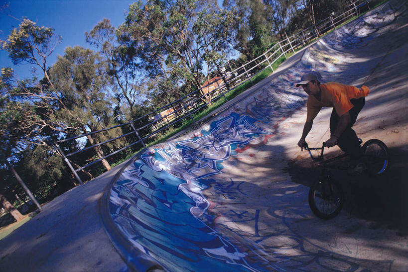 西方人,一个人,栏杆,站,横图,俯视,室内,白天,抽象,锻炼,绘画,运动,植物,自行车,帽子,欧洲,欧洲人,仅一个男性,仅一个人,握,阴影,服装,艺术,光线,彩绘,图案,影子,围栏,艺术品,古典,注视,休闲装,文化,极限运动,运动帽,护栏,车,脚踏车,树,树木,仅一个年轻男性,衣服,蓝色,绿色,蓝天,天空,阳光,自然,工艺品,交通工具,天,观察,看,品味,站着,休闲,概念,休闲服,鸭舌帽,斜坡,握着,服饰,生长,晴朗,成长,观看,美术,察看,高雅,关注,载具,万里无云,美学,图文,体育,男人,男性,年轻男性,白种人,晴空,晴空万里,站立,彩图,高角度拍摄,全身,健身,涂鸦,小轮车