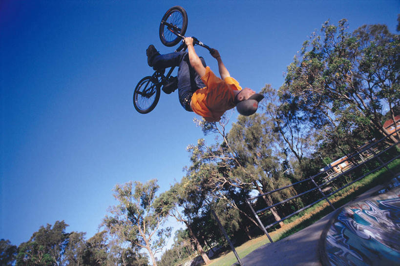 西方人,一个人,栏杆,跳,横图,室内,白天,抽象,仰视,锻炼,绘画,运动,植物,自行车,帽子,欧洲,欧洲人,仅一个男性,仅一个人,握,阴影,服装,艺术,光线,彩绘,图案,影子,围栏,艺术品,半空,古典,注视,休闲装,文化,极限运动,运动帽,护栏,车,脚踏车,树,树木,仅一个年轻男性,衣服,蓝色,绿色,蓝天,天空,阳光,自然,工艺品,交通工具,天,观察,看,品味,休闲,概念,休闲服,鸭舌帽,斜坡,握着,服饰,生长,晴朗,成长,观看,美术,察看,高雅,关注,载具,万里无云,美学,图文,体育,男人,男性,年轻男性,白种人,晴空,晴空万里,跳跃,彩图,低角度拍摄,全身,健身,涂鸦,小轮车