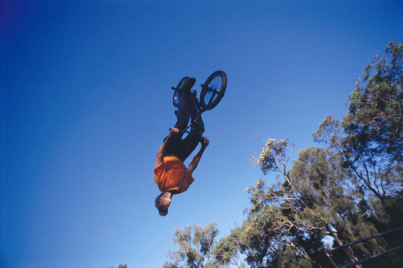 西方人,一个人,站,跳,横图,室外,白天,仰视,运动服,锻炼,运动,植物,自行车,帽子,欧洲,欧洲人,仅一个男性,仅一个人,握,阴影,服装,光线,头盔,影子,半空,注视,极限运动,车,脚踏车,树,树木,仅一个年轻男性,衣服,蓝色,绿色,蓝天,天空,阳光,自然,安全帽,交通工具,天,观察,看,站着,握着,服饰,生长,晴朗,成长,观看,察看,衣着,穿着,关注,载具,万里无云,衣饰,体育,男人,男性,年轻男性,白种人,晴空,晴空万里,跳跃,站立,彩图,低角度拍摄,全身,健身,小轮车,运动装