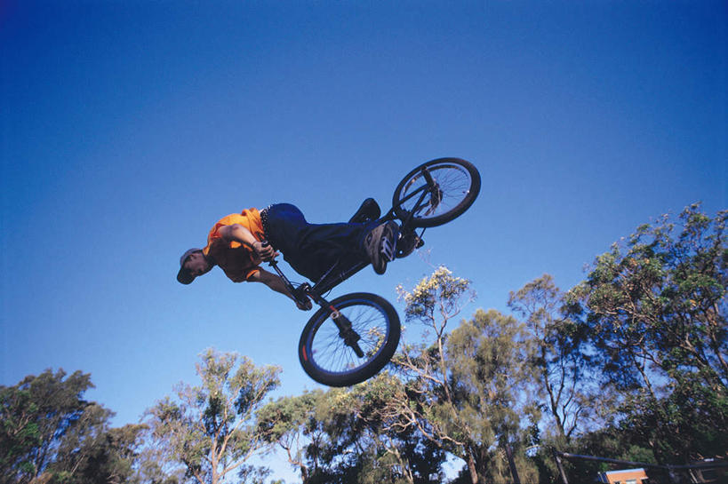 西方人,一个人,站,跳,横图,室外,白天,仰视,运动服,锻炼,运动,植物,自行车,帽子,欧洲,欧洲人,仅一个男性,仅一个人,握,阴影,服装,光线,头盔,影子,半空,注视,极限运动,车,脚踏车,树,树木,仅一个年轻男性,衣服,蓝色,绿色,蓝天,天空,阳光,自然,安全帽,交通工具,天,观察,看,站着,握着,服饰,生长,晴朗,成长,观看,察看,衣着,穿着,关注,载具,万里无云,衣饰,体育,男人,男性,年轻男性,白种人,晴空,晴空万里,跳跃,站立,彩图,低角度拍摄,全身,健身,小轮车,运动装