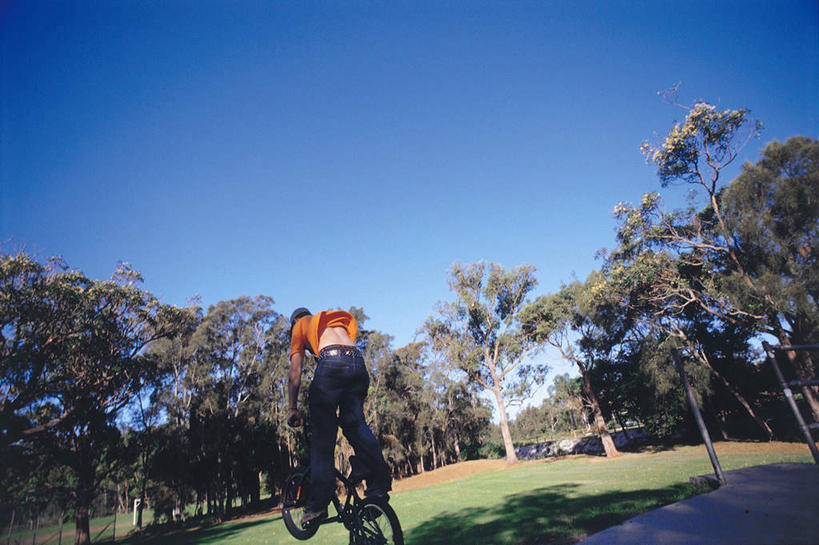 西方人,一个人,坐,横图,室内,白天,锻炼,运动,草地,草坪,植物,自行车,欧洲,欧洲人,仅一个男性,仅一个人,握,阴影,服装,光线,影子,休闲装,极限运动,车,脚踏车,草,树,树木,仅一个年轻男性,背面,衣服,蓝色,绿色,蓝天,天空,阳光,自然,交通工具,天,休闲,休闲服,握着,服饰,生长,晴朗,成长,载具,万里无云,体育,男人,男性,年轻男性,白种人,晴空,晴空万里,坐着,彩图,全身,健身,小轮车