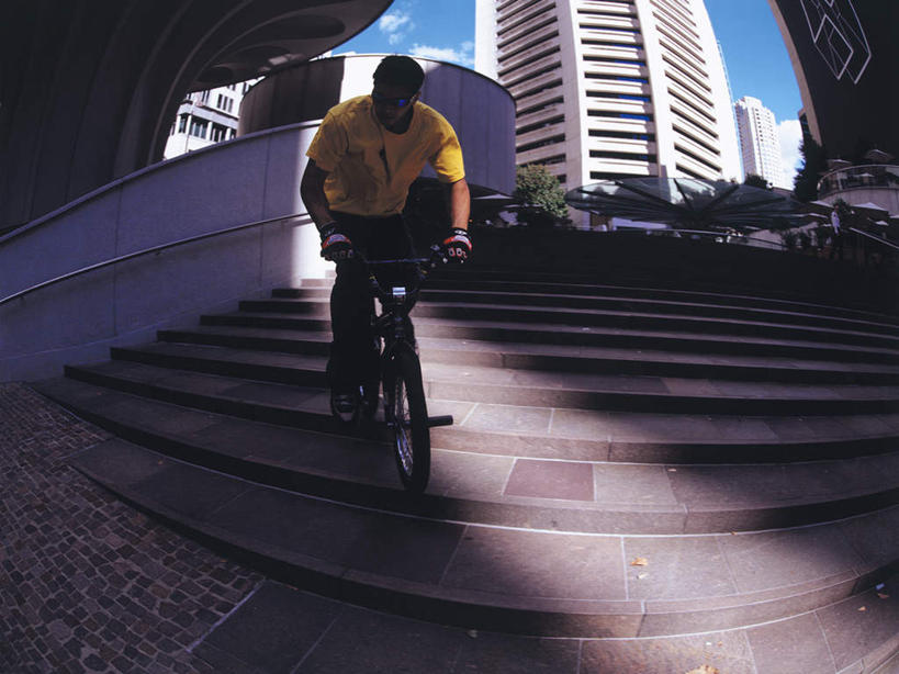 西方人,一个人,高楼大厦,坐,横图,室内,白天,正面,锻炼,运动,办公楼,楼梯,大厦,建筑,摩天大楼,写字楼,自行车,欧洲,欧洲人,仅一个男性,仅一个人,握,阴影,服装,光线,影子,阶梯,云,云朵,云彩,注视,休闲装,极限运动,台阶,车,脚踏车,仅一个年轻男性,衣服,蓝色,白云,蓝天,天空,阳光,楼宇,交通工具,天,观察,看,骑车,休闲,休闲服,商务楼,握着,服饰,晴朗,观看,察看,关注,载具,体育,男人,男性,年轻男性,白种人,晴空,坐着,彩图,全身,健身,大楼,高层建筑,高楼,摩天楼,小轮车