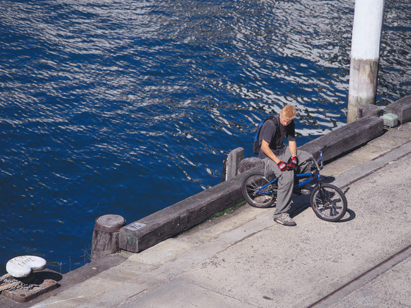 西方人,一个人,坐,横图,俯视,室内,白天,锻炼,运动,河流,水,道路,路,公路,自行车,欧洲,欧洲人,仅一个男性,仅一个人,阴影,服装,光线,影子,河水,水流,交通,注视,休闲装,极限运动,车,脚踏车,仅一个年轻男性,衣服,阳光,交通工具,观察,看,休闲,休闲服,服饰,观看,察看,关注,载具,体育,男人,男性,年轻男性,白种人,马路,坐着,彩图,高角度拍摄,全身,健身,小轮车