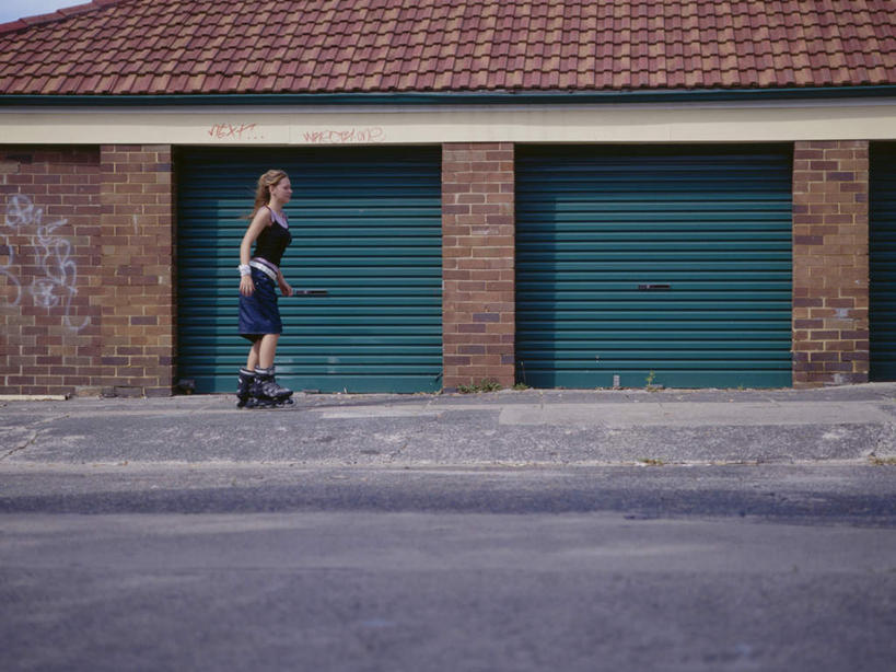 西方人,一个人,家,站,横图,室内,白天,侧面,滚轴溜冰,门,道路,路,公路,欧洲,欧洲人,仅一个年轻女性,仅一个女性,仅一个人,服装,房屋,屋子,交通,注视,休闲装,楼房,住宅,衣服,绿色,门框,观察,看,站着,休闲,休闲服,服饰,观看,卷帘门,察看,关注,滑旱冰,轮滑运动,轮滑,年轻女性,女人,女性,白种人,马路,站立,彩图,全身,房子