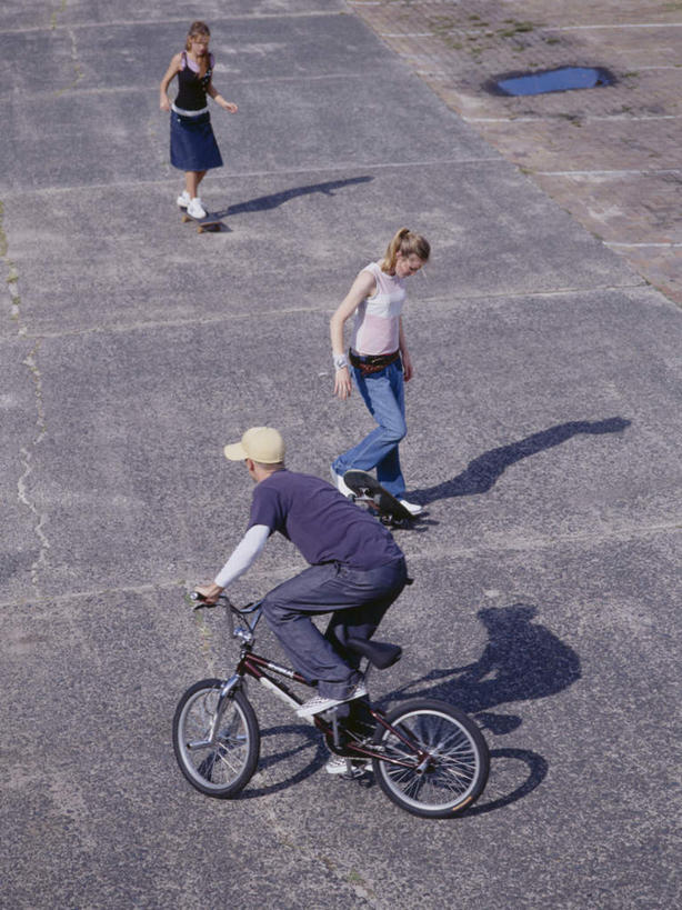 西方人,三个人,伙伴,朋友,站,坐,走,竖图,俯视,室内,白天,爱情,锻炼,友谊,运动,自行车,帽子,欧洲,欧洲人,阴影,服装,光线,影子,浪漫,注视,休闲装,极限运动,运动帽,车,脚踏车,衣服,阳光,交通工具,观察,看,站着,骑车,休闲,温暖,温馨,休闲服,鸭舌帽,恩爱,恋人,服饰,观看,和睦,察看,关注,载具,体育,友情,男人,男性,年轻男性,年轻女性,女人,女性,白种人,情侣,步行,散步,站立,走路,坐着,彩图,高角度拍摄,全身,健身,小轮车,伴侣,融洽