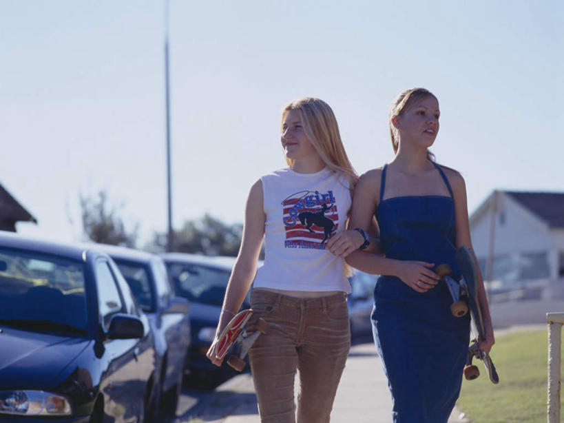 西方人,两个人,伙伴,朋友,家,走,笑,微笑,横图,室外,白天,正面,锻炼,友谊,运动,草地,草坪,植物,道路,路,公路,汽车,欧洲,欧洲人,勾,挽,握,阴影,服装,光线,影子,房屋,屋子,交通,拿,拿着,注视,休闲装,极限运动,楼房,住宅,车,草,树,树木,衣服,蓝色,绿色,蓝天,天空,阳光,自然,交通工具,轿车,天,观察,看,休闲,休闲服,勾着,握着,服饰,生长,晴朗,成长,滑板,观看,察看,关注,载具,挽着,万里无云,体育,友情,年轻女性,女人,女性,白种人,晴空,晴空万里,马路,步行,散步,走路,半身,彩图,健身,房子,滑板运动