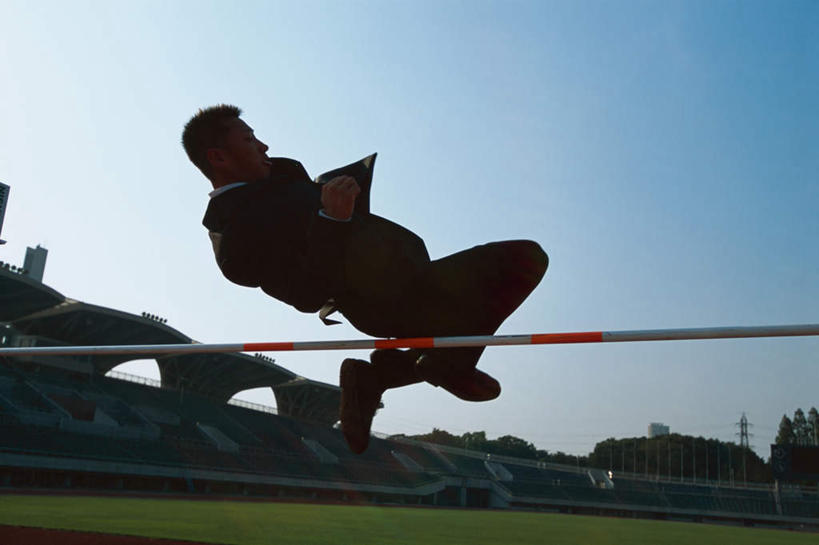 东方人,一个人,商务人士,运动员,商务男性,体育馆,运动场,跳,横图,室外,白天,仰视,衬衫,锻炼,快乐,比赛,运动,竞争,撑杆跳高,草地,草坪,植物,亚洲,仅一个男性,仅一个人,仅一个中年男性,阴影,套装,光线,影子,半空,黄种人,娱乐,体育场,草,蓝色,绿色,蓝天,天空,阳光,天,休闲,田径场,晴朗,体育运动,商务装,工薪阶层,万里无云,运动馆,撑竿跳,撑竿跳高,体育,撑杆跳,男人,男性,中年男性,亚洲人,白领,上班族,晴空,晴空万里,体育运动员,运动选手,跳跃,彩图,低角度拍摄,全身,衬衣,健身