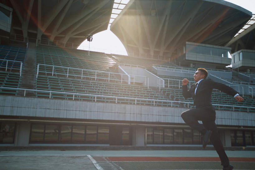 东方人,一个人,商务人士,运动员,商务男性,体育馆,运动场,跑,横图,室外,白天,仰视,衬衫,锻炼,快乐,比赛,运动,竞争,跳远,亚洲,仅一个男性,仅一个人,仅一个中年男性,阴影,套装,光线,影子,田径,跑道,注视,黄种人,娱乐,体育场,阳光,观察,看,休闲,田径场,观看,察看,体育运动,关注,商务装,田径运动,塑胶跑道,工薪阶层,运动馆,体育,男人,男性,中年男性,亚洲人,白领,上班族,体育运动员,运动选手,跑步,半身,彩图,低角度拍摄,衬衣,健身,全天候田径运动跑道,急行跳远