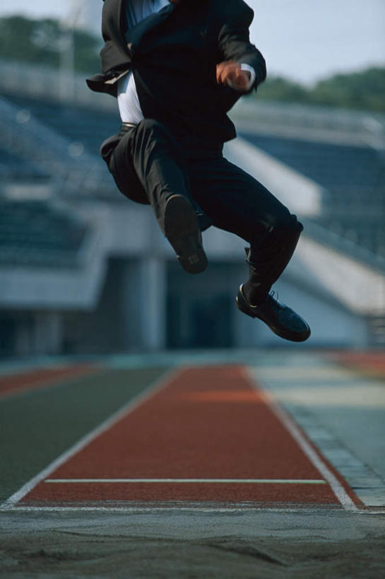 东方人,一个人,商务人士,运动员,商务男性,体育馆,运动场,跳,竖图,室外,白天,正面,衬衫,锻炼,快乐,比赛,运动,竞争,跳远,亚洲,仅一个男性,仅一个人,仅一个中年男性,阴影,套装,光线,影子,田径,跑道,半空,黄种人,娱乐,体育场,阳光,休闲,田径场,体育运动,商务装,田径运动,塑胶跑道,工薪阶层,运动馆,体育,男人,男性,中年男性,亚洲人,白领,上班族,体育运动员,运动选手,跳跃,半身,彩图,衬衣,健身,全天候田径运动跑道,急行跳远