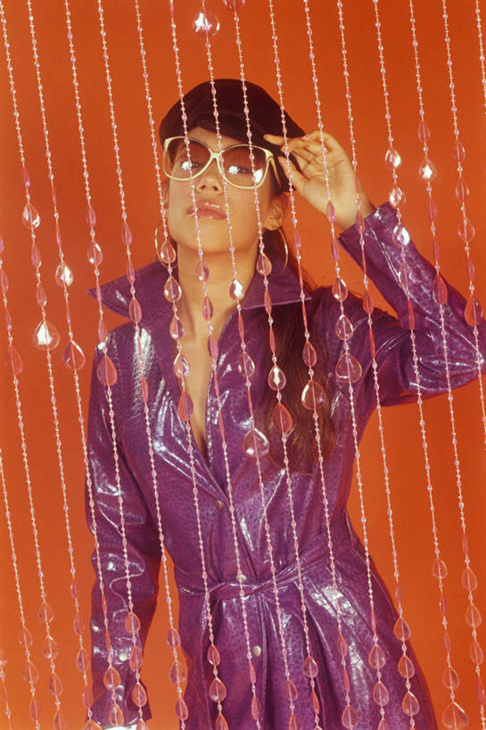 东方人,一个人,站,竖图,室内,白天,正面,帽子,亚洲,仅一个女性,仅一个人,握,橙色背景,服装,装饰,墨镜,眼镜,拿,拿着,注视,礼帽,黄种人,衣服,紫色,帘子,太阳镜,太阳眼镜,珠帘,观察,看,站着,仅一个中年女性,遮阳镜,握着,摄影,服饰,影棚,观看,华丽,修饰,点缀,察看,衣着,穿着,关注,衬托,美观,雅致,雅观,衣饰,女人,女性,中年女性,亚洲人,站立,半身,彩图,影棚拍摄,拍摄