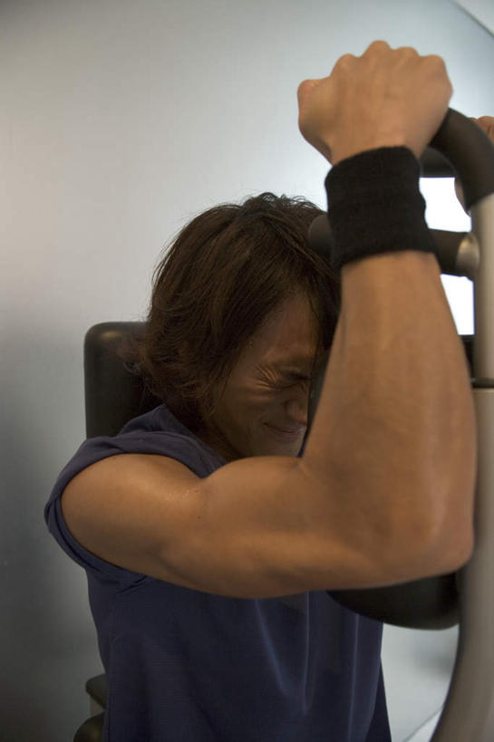 东方人,一个人,健身房,坐,举,闭眼,竖图,室内,白天,正面,运动服,锻炼,运动,亚洲,仅一个男性,仅一个人,握,服装,黄种人,娱乐,运动器械,仅一个年轻男性,衣服,托,享受,休闲,健身器械,放松,握着,服饰,衣着,穿着,健身器材,室内运动,衣饰,男人,男性,年轻男性,亚洲人,闭眼睛,闭着眼,闭着眼睛,举起,举手,举着,向上举,向上伸,向上托,坐着,半身,彩图,健身,健身馆,扩胸训练器,胸肌训练器,运动器材,运动装