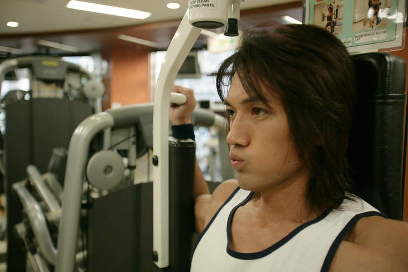 东方人,一个人,健身房,坐,横图,室内,白天,仰视,运动服,锻炼,运动,照明,亚洲,仅一个男性,仅一个人,握,服装,灯光,注视,黄种人,娱乐,运动器械,顶灯,灯,仅一个年轻男性,衣服,灯具,观察,看,享受,休闲,健身器械,放松,握着,服饰,观看,照亮,察看,衣着,照明设备,穿着,关注,健身器材,室内运动,衣饰,男人,男性,年轻男性,亚洲人,坐着,半身,彩图,低角度拍摄,健身,健身馆,扩胸训练器,胸肌训练器,运动器材,运动装