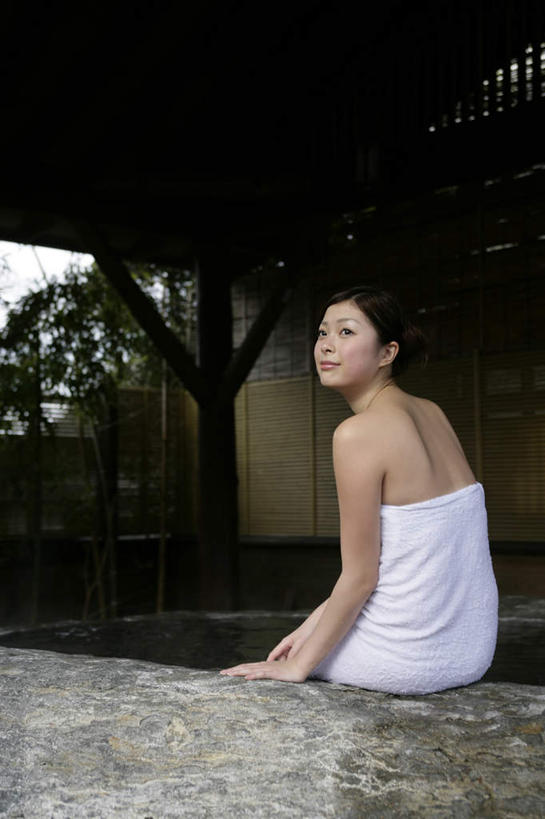 东方人,一个人,坐,笑,微笑,竖图,室外,白天,礁石,石头,温泉,植物,雾,亚洲,仅一个年轻女性,仅一个女性,仅一个人,沸腾,蒸汽,纺织物,石子,浴巾,水蒸气,雾气,扭头,注视,黄种人,树,树木,背面,绿色,自然,毛巾,观察,看,清洁,转头,温暖,泉水,生长,温和,成长,观看,保暖,气体,察看,关注,透气,防水,蒸发,储水,耐磨,吸水,地热,年轻女性,女人,女性,亚洲人,礁,石块,岩石,坐着,半身,彩图