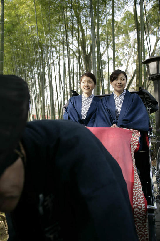 东方人,三个人,伙伴,朋友,栏杆,坐,笑,微笑,露齿笑,竖图,室外,白天,正面,民族服装,友谊,纯洁,道路,路,竹子,纺织品,亚洲,一辆,车夫,奔驰,和服,装饰,扶手,毛毯,毯子,小路,黄包车,交通,注视,黄种人,护栏,纺织,红色,垫子,人力车,奔跑,观察,看,温暖,服饰,观看,华丽,修饰,点缀,察看,高雅,关注,吴服,唐草,唐花,唐锦,衬托,美观,雅致,雅观,奉献,质朴,正直,担当,友情,男人,男性,年轻女性,女人,女性,中年男性,亚洲人,竹,坐着,半身,彩图,传统服装,民俗服,浴衣,奋进,操守,四君子,岁寒三友,性坚,虚怀,虚心,善群,卓尔