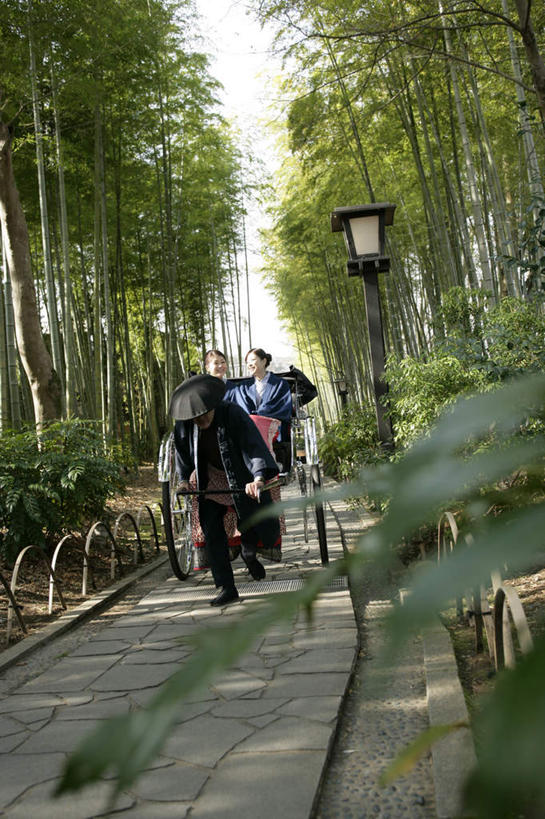 东方人,三个人,伙伴,朋友,栏杆,坐,笑,微笑,露齿笑,竖图,室外,白天,正面,民族服装,友谊,纯洁,道路,路,路灯,竹子,纺织品,照明,亚洲,一辆,车夫,奔驰,和服,装饰,扶手,毛毯,毯子,小路,灯光,黄包车,交通,注视,黄种人,护栏,灯,纺织,红色,垫子,人力车,奔跑,观察,看,温暖,服饰,观看,华丽,修饰,照亮,点缀,察看,高雅,照明设备,关注,吴服,唐草,唐花,唐锦,衬托,美观,雅致,雅观,奉献,质朴,正直,担当,友情,男人,男性,年轻女性,女人,女性,中年男性,亚洲人,竹,坐着,彩图,全身,传统服装,民俗服,浴衣,奋进,操守,四君子,岁寒三友,性坚,虚怀,虚心,善群,卓尔