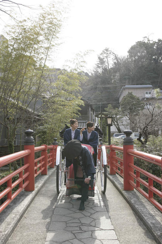 东方人,三个人,伙伴,朋友,坐,笑,微笑,露齿笑,竖图,室外,白天,正面,民族服装,友谊,石头,山,山脉,树林,植物,亚洲,车夫,奔驰,和服,石子,山峰,桥,黄包车,山峦,注视,黄种人,石桥,拱桥,栈桥,树,树木,绿色,自然,人力车,群山,奔跑,观察,看,服饰,拱形,生长,成长,观看,人行桥,石拱桥,察看,关注,吴服,唐草,唐花,唐锦,友情,男人,男性,年轻女性,女人,女性,中年男性,亚洲人,石块,坐着,彩图,全身,传统服装,民俗服,浴衣