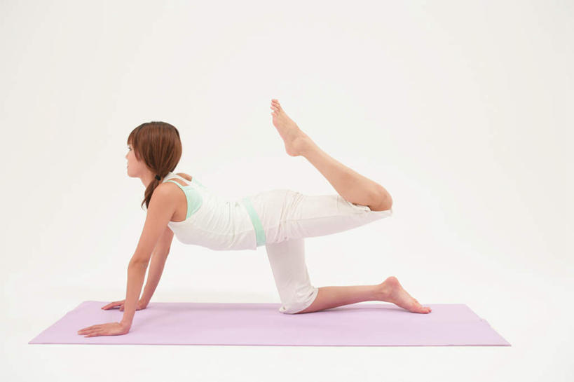 东方人,腿部,脚,脚趾,脚趾甲,腿,一个人,横图,室内,白天,白色背景,侧面,锻炼,瑜伽,运动,吊带,亚洲,仅一个年轻女性,仅一个女性,仅一个人,撑,阴影,服装,反射,毯子,影子,抬腿,注视,吊带衫,黄种人,光脚,衣服,粉色,瑜伽垫,垫子,观察,看,赤脚,养生,摄影,服饰,影棚,观看,察看,撑着,衣着,穿着,关注,瑜伽毯,眼镜蛇式,衣饰,体育,年轻女性,女人,女性,亚洲人,脚指甲,彩图,全身,影棚拍摄,健身,拍摄