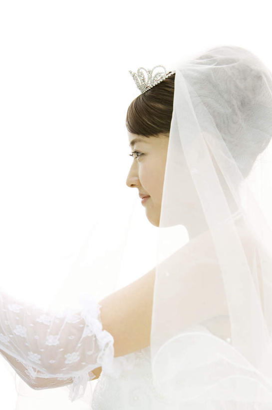 东方人,一个人,新娘,站,笑,微笑,竖图,室外,白天,侧面,婚纱,婚礼,快乐,皇冠,亚洲,仅一个年轻女性,仅一个女性,仅一个人,头纱,庆祝,结婚,注视,黄种人,白色,观察,看,站着,喜庆,观看,纪念,权威,察看,高贵,关注,权力,统治,年轻女性,女人,女性,亚洲人,王冠,站立,半身,彩图,婚礼服,礼服,高兴,婚礼头纱