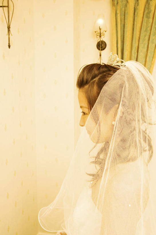 东方人,一个人,新娘,站,笑,微笑,竖图,俯视,室内,白天,婚纱,婚礼,快乐,窗帘,照明,亚洲,仅一个年轻女性,仅一个女性,仅一个人,头纱,庆祝,装饰,壁灯,墙,灯光,结婚,注视,黄种人,墙壁,墙面,灯,白色,帘子,灯具,观察,看,站着,喜庆,遮阳,观看,纪念,华丽,修饰,照亮,点缀,察看,照明设备,关注,衬托,美观,雅致,雅观,年轻女性,女人,女性,亚洲人,站立,半身,彩图,高角度拍摄,婚礼服,礼服,高兴,婚礼头纱